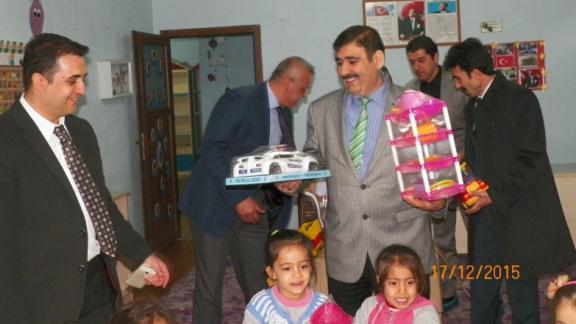 Cumhuriyet İlköğretim Okulu anasınıfına oyuncak dağıtımı yapıldı