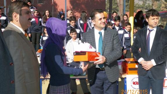 Çocuk ve Gençlerimize Sodesle Bir Damla Nefes Projesi kapsamında açılan spor kurslarının malzeme dağıtım töreni düzenlendi.