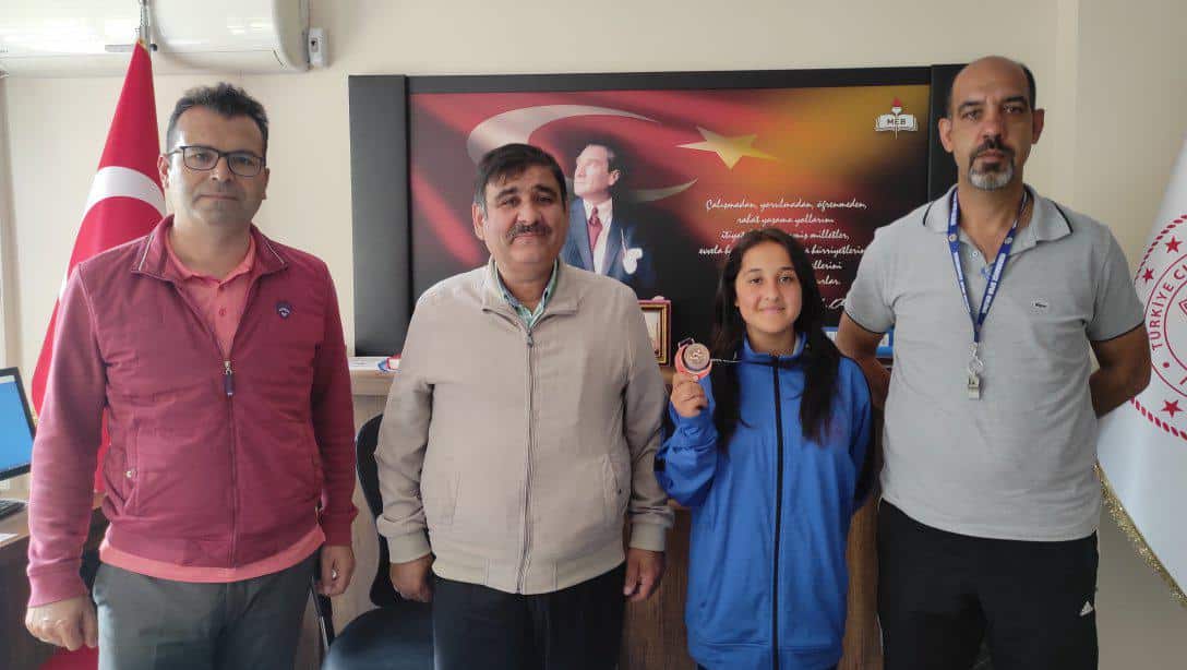 İlçe Milli Eğitim Müdürümüz Üzeyir AKSOY Öğrencimiz Sude Pınar YİĞİT'i Tebrik etti