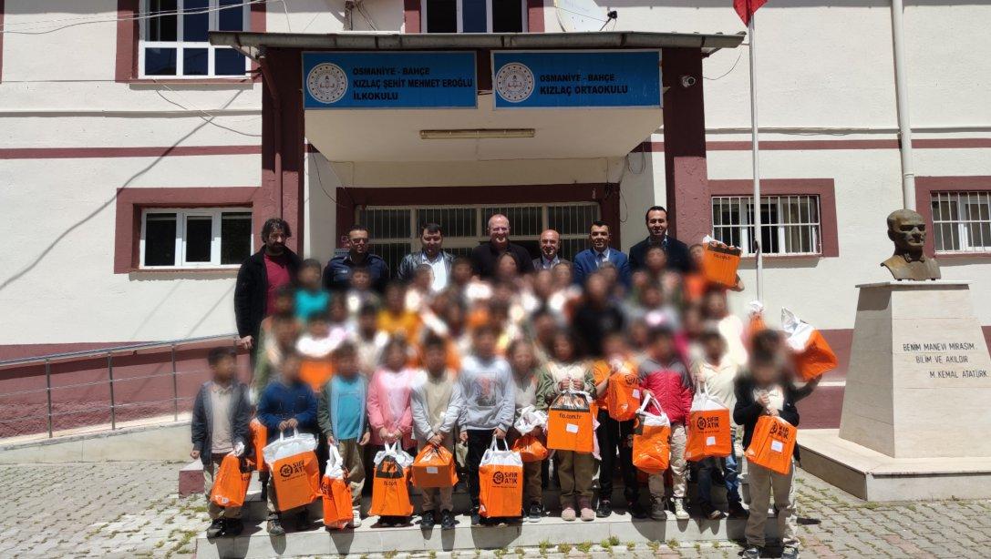Köy Okullarımıza   FLO Mağazacılık Genel Müdürü  Tarafından Ayakkabı Hediye Edildi