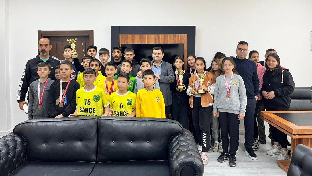 Kaymakamımız Sayın Aziz Kayabaşı,Puanlı Atletizm Yarışmalarında Dereceye Giren Atatürk Ortaokulu Öğrencilerini Makamında Kabul Etti