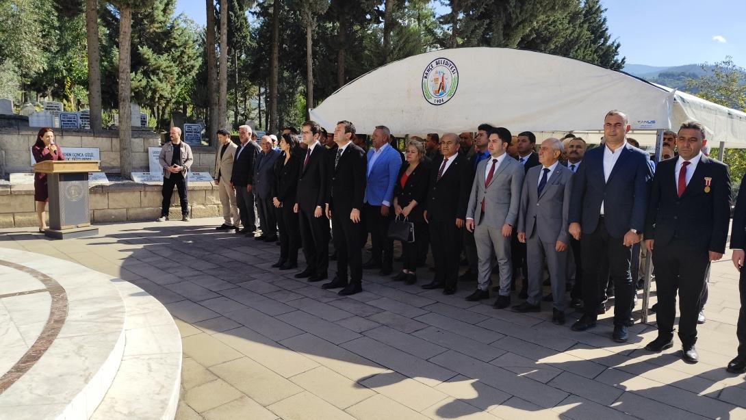 BAHÇE'MİZDE CUMHURİYETİMİZİN KURULUŞUNUN 102. YIL DÖNÜMÜ KUTLAMALARI, ŞEHİTLİK ANITINA ÇELENKLERİN SUNULMASI İLE BAŞLADI 